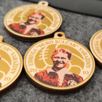 Unikatni drveni privjesak